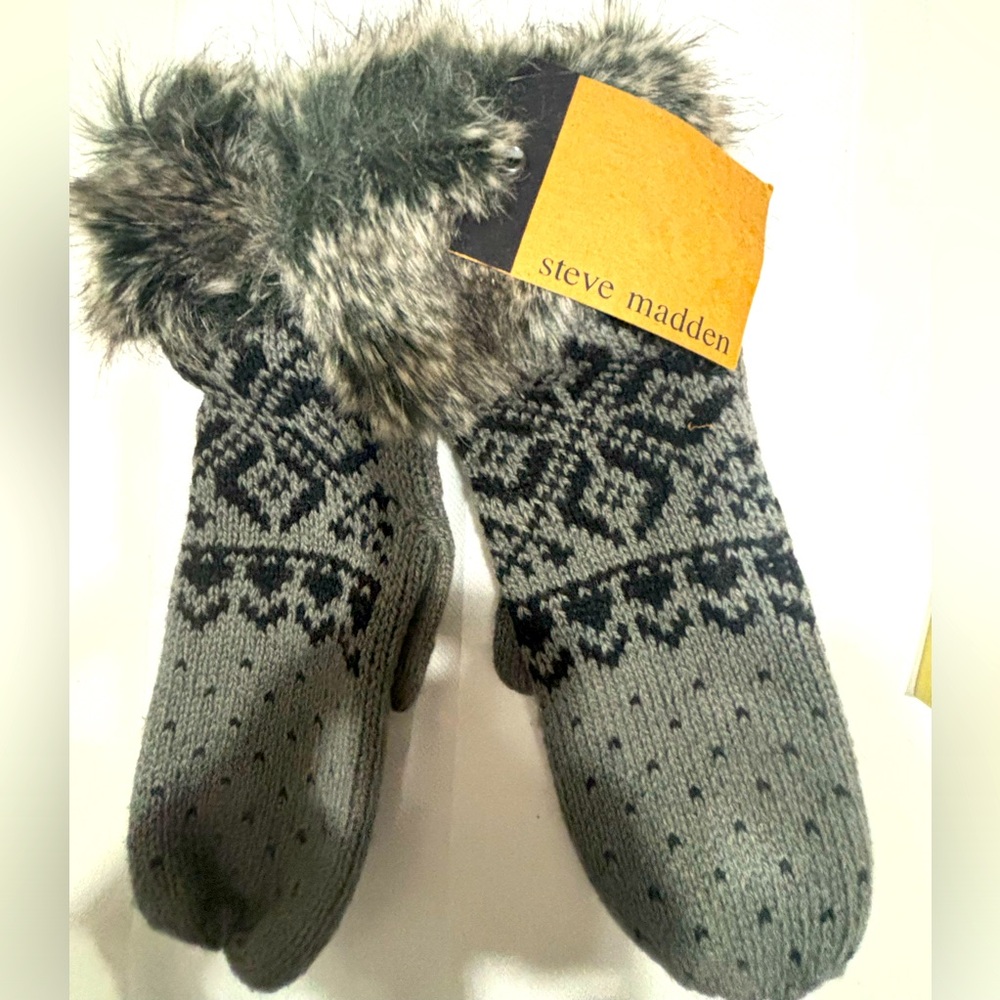 Beautiful brand new Steve Madden knit mittens with faux fur.